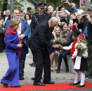 Kongen og Dronningen fikk blomster da de kom til Odda. Foto: Tom Hansen, Hansenfoto.no
